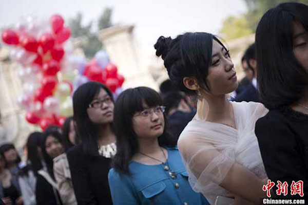 北京の高校生600人が円明园で成人式を実施 -