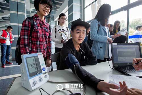 杭州 美男美女の大学生が率先して献血 - 中国
